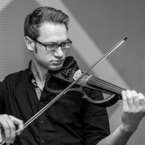 Bild: Wolfgang spielt eine wuuuundervolle Violine für unser drittes Album WE ARE THE ONES